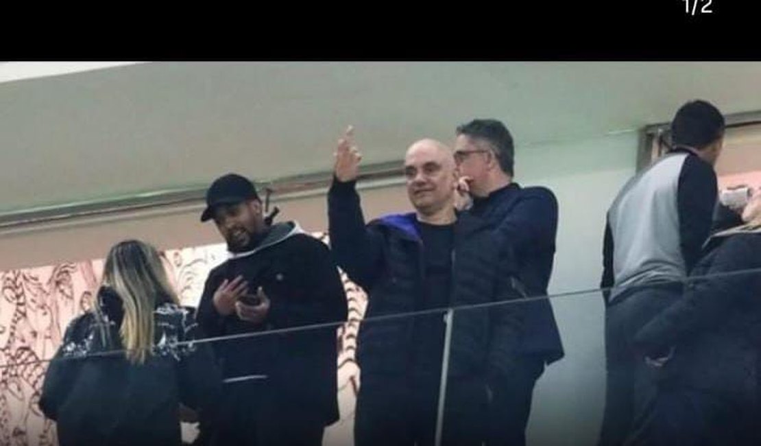 Jornal demite fotógrafo que flagrou gesto obsceno de Moraes em estádio