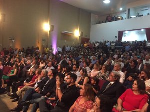Teatro Thereza Auto Teófilo é inaugurado em noite de homenagens