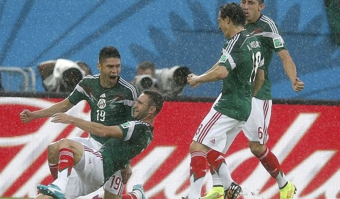 Sob temporal, México vence caos camaronês