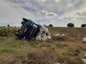Duas pessoas ficam feridas após caminhão sobrecarregado tombar