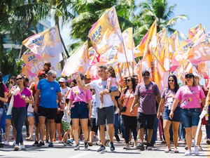 Caminhada com Rafael Brito movimenta orla de Maceió