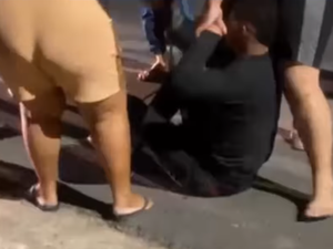 Suspeito de roubar moto é espancado e imobilizado por populares no meio da rua em Arapiraca