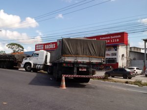 Carreta quebra e trânsito fica lento na Avenida Durval de Góes Monteiro