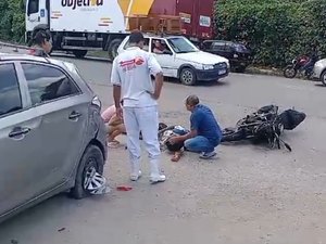 [Vídeo] Acidente envolvendo um carro e uma moto deixa uma pessoa ferida, em Rio Novo