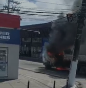 Caçamba é destruída por incêndio no bairro Tabuleiro do Martins, em Maceió