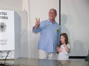 Presidenciável Ciro Gomes vota em Fortaleza 