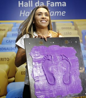 Marta é a primeira mulher a entrar na calçada da fama do Maracanã