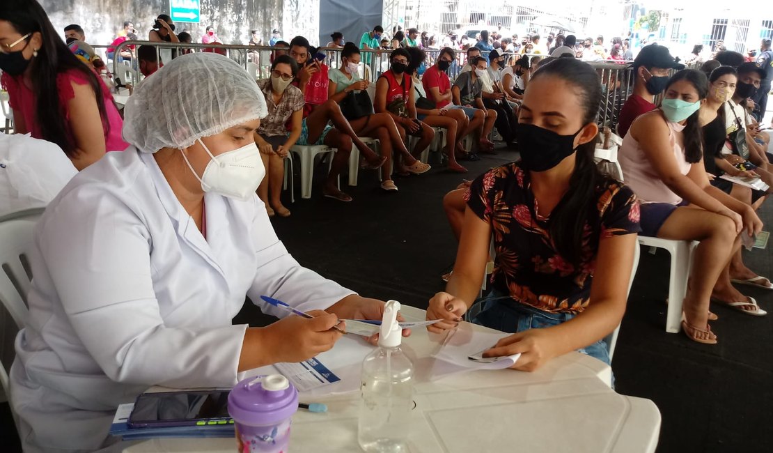 Emoção marca início da vacinação de jovens com 22 anos em Maceió