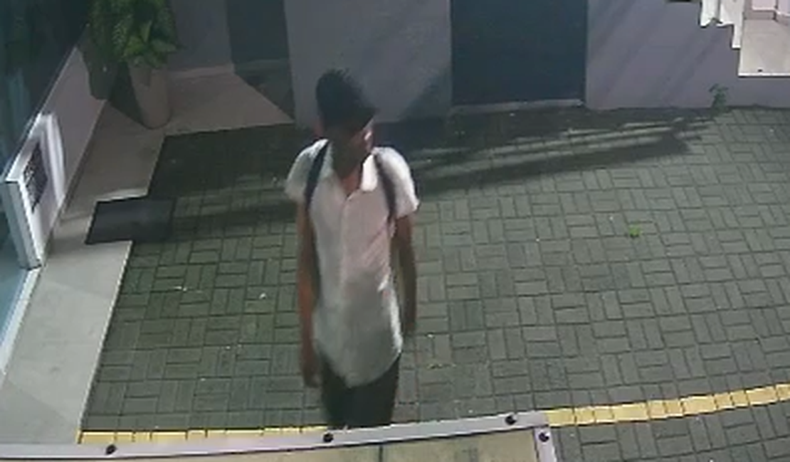 [Vídeo] Homem invade imobiliária e furta televisão no Tabuleiro do Martins, em Maceió