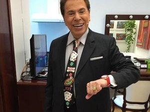 O chamativo relógio vermelho de Silvio Santos