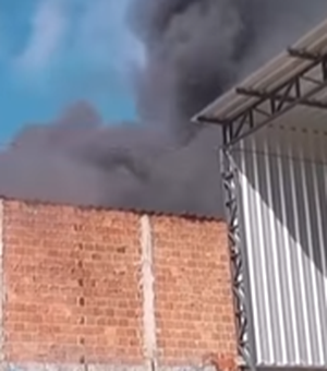 Incêndio destrói fábrica de estofados no bairro Canafístula, em Arapiraca