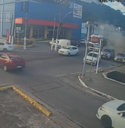 Câmera registra momento em que caminhão carregado de cimento atinge veículos