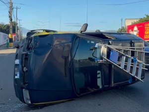 Colisão entre dois carros termina em capotamento na AL-110, em Arapiraca