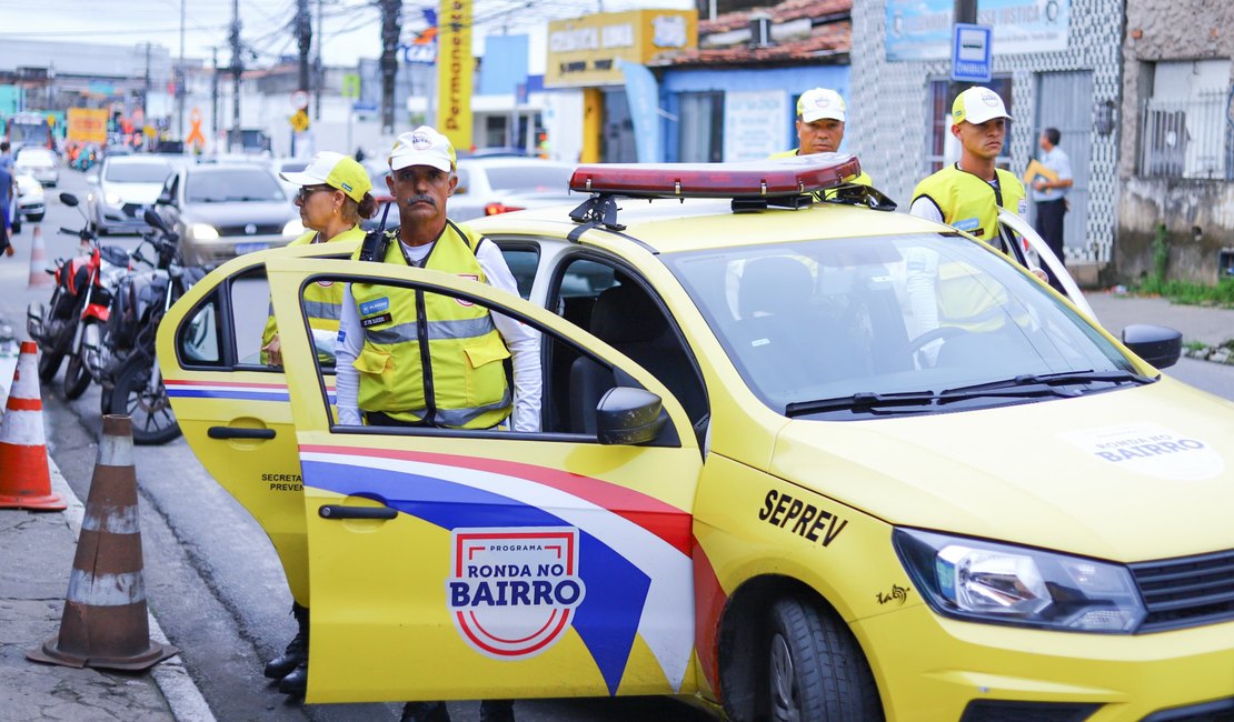 Agentes do Ronda no Bairro recuperam veículo furtado no Jacintinho