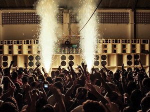 Cantor oferece dinheiro para mulheres se beijarem em show e gera revolta