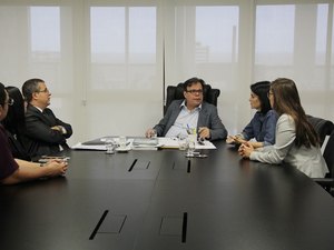 ?Presidente do TJAL discute com juízas combate à violência doméstica