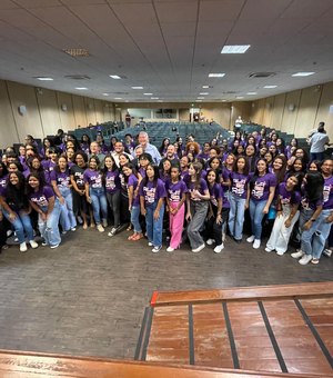 Projeto que capacita 200 meninas para o mercado da tecnologia recebe apoio do governo