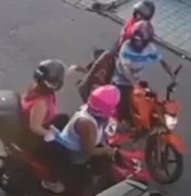 [Vídeo] Duas mulheres são roubadas em frente a uma academia no Jacintinho