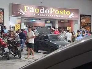 Populares flagram festa e aglomeração em posto de gasolina em Arapiraca