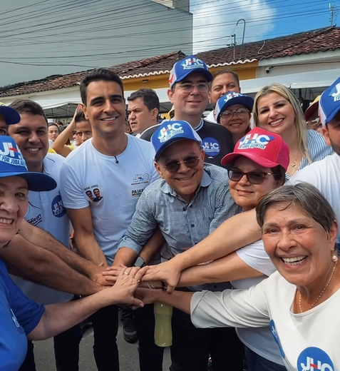 JHC faz aparição em feira de Arapiraca ao lado de Célia Rocha