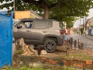Motorista perde controle de veículo e colide com muro de secretaria da Prefeitura em Maceió