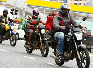 Restaurantes e entregadores do DF temem monopólio do iFood com saída do Uber Eats