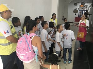 Crianças atendidas pelo Ronda no Bairro visitam Biblioteca Graciliano Ramos