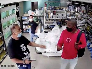 Bombeiro armado agride homem negro que havia defendido mulher de assédio