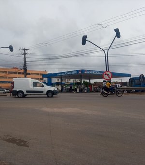[Vídeo] Semáforo sem funcionar deixa trânsito congestionado na AL-220 em Arapiraca