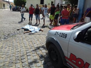 Vítima é morta a facadas após ser agredida com tijolos