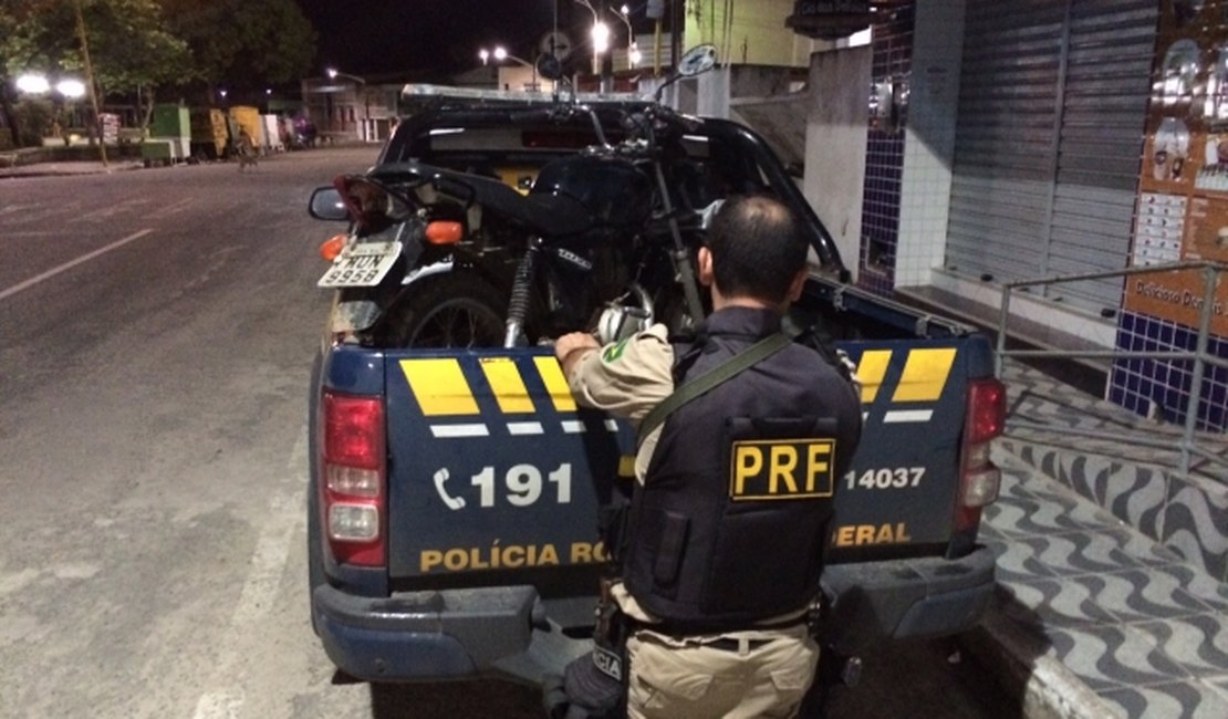 PRF prende cinco adultos e apreende três adolescentes durante fim de semana