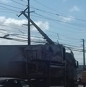 Carreta bate em poste e causa congestionamento na Avenida Menino Marcelo