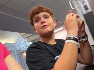 Filho de 11 anos ajuda mãe durante atendimento em inglês e viraliza