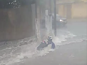 [Vídeo] Pessoas são arrastadas pelas águas das chuvas em Arapiraca