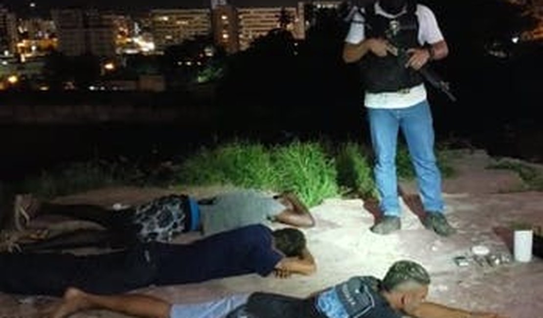 Polícia realiza operação em grota no Jacintinho e suspeito quebra a perna durante fuga