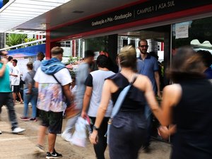Faculdades privadas oferecem benefícios para manter alunos