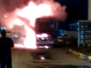Ônibus pega fogo após falha mecânica e veículo fica destruído em trecho da BR-104