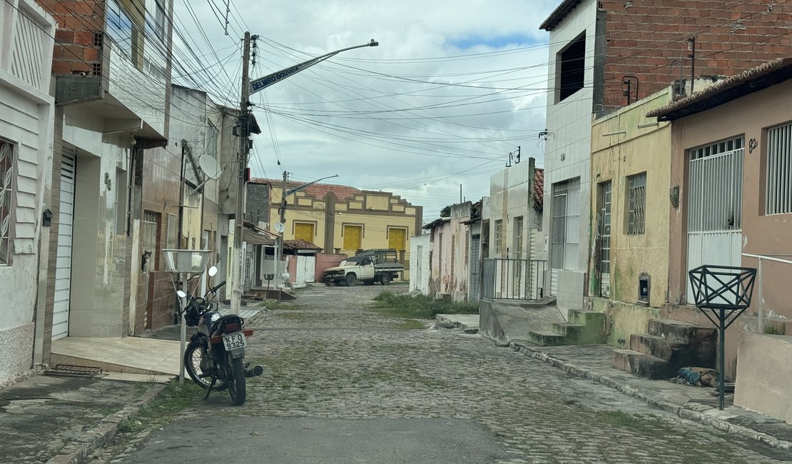 Homem ateia fogo em residência com ele e a mãe dentro em Delmiro Gouveia