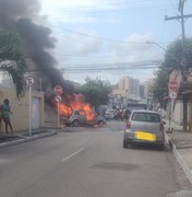 [Vídeo] Carro pega fogo em rua do bairro de Cruz das Almas, em Maceió