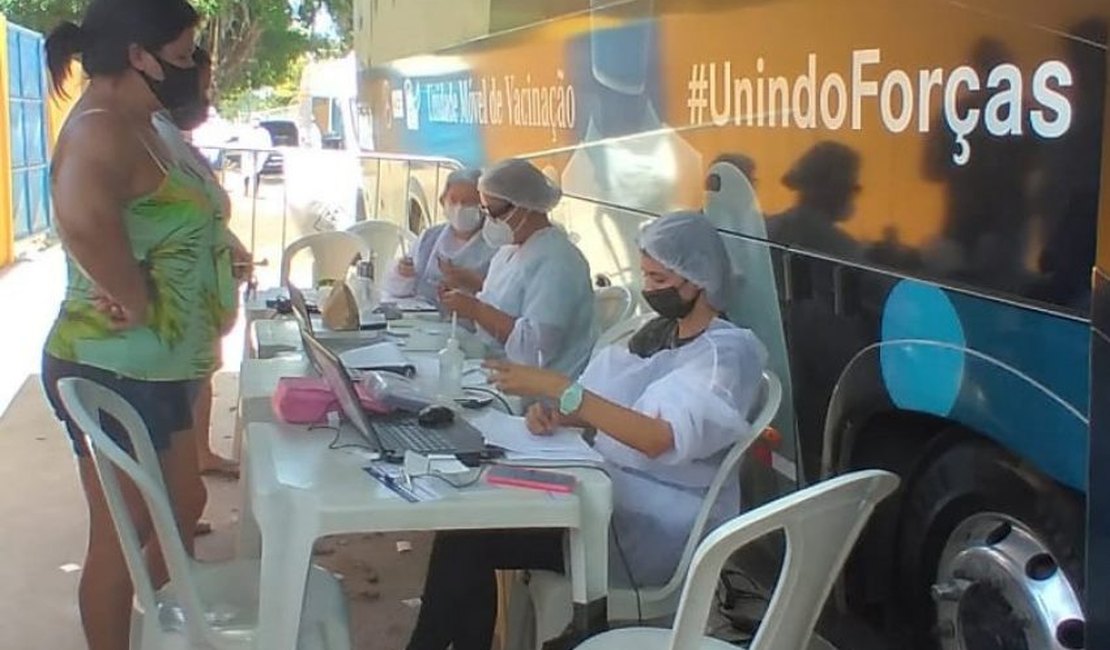 Ônibus da vacina amplia campanha de imunização contra a Covid-19 no Santos Dumont