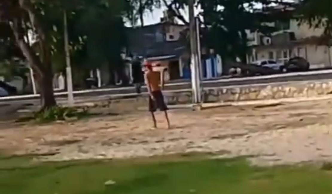 [Vídeo] Homem é flagrado furtando banco de praça no Vergel do Lago