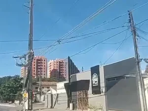 Queda de postes provoca transtornos no trânsito em Mangabeiras, em Maceió