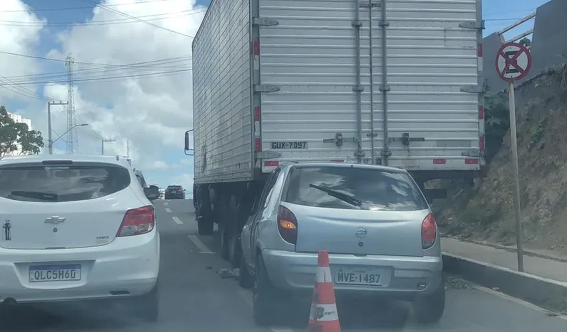 Colisão entre carro e caminhão complica o trânsito na Avenida Leste-Oeste, em Maceió