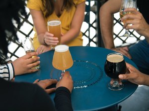 Jovens que dormem tarde tendem a beber e fumar mais