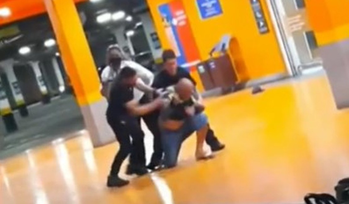 [Vídeo] Homem negro morre após ser espancado em supermercado de Porto Alegre