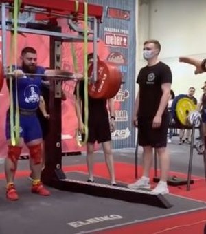 Imagem forte: russo quebra as duas pernas ao tentar levantar 400 quilos