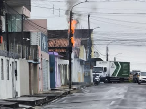Incêndio em poste mobiliza Corpo de Bombeiros no bairro Brasília, em Arapiraca