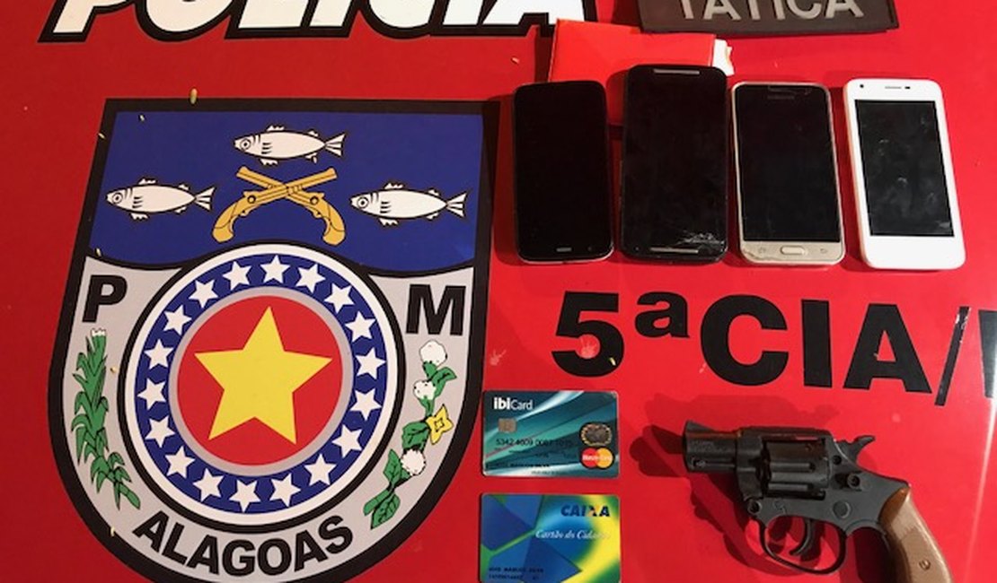 Jovem é preso em flagrante roubando celulares com arma de brinquedo