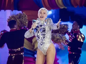 Xuxa faz show nostálgico para baixinhos crescidos em despedida de sua nave