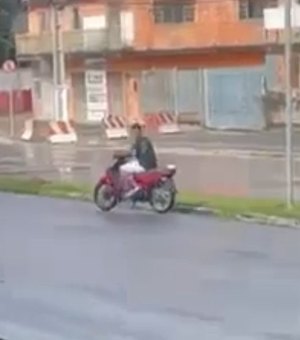 Homem é acusado de roubar celular em ponto de ônibus no bairro Santo Amaro, em Maceió